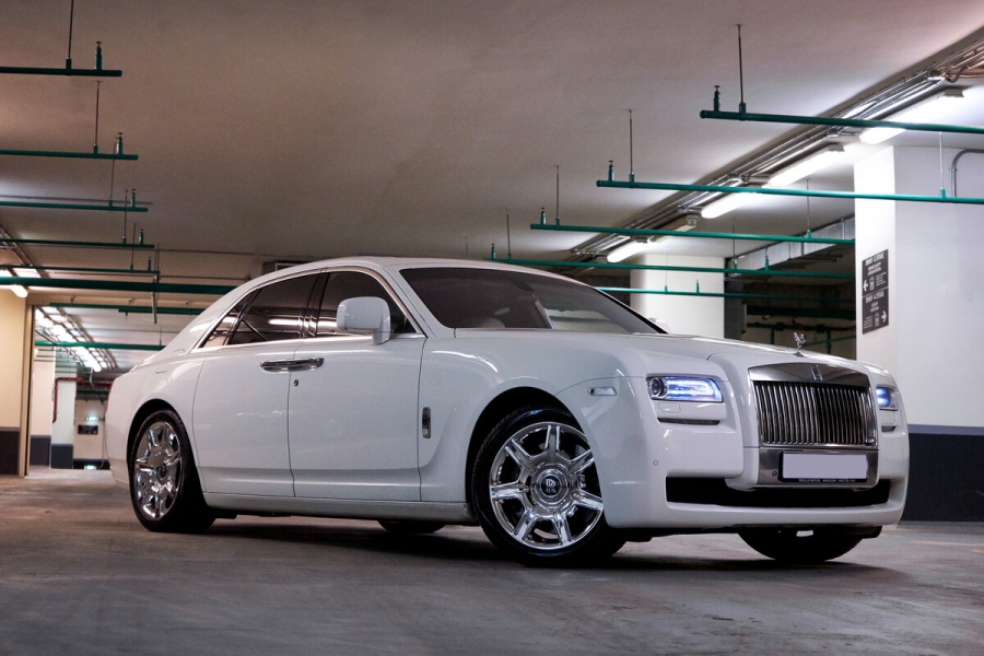 Белый Rolls-Royce Ghost - visitcar.ru
